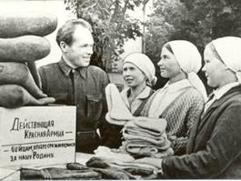 Колхозники колхоза &rdquo;Ударник&rdquo; Нолинского района Кировской области сдают теплые вещи для отправки на фронт. 1941 г. Фото Л. Шишкина