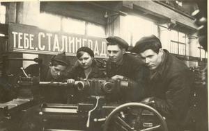 Рабочие завода № 38 готовят оборудование в подарок Сталинграду. 1943 г. Фото А. Скурихина