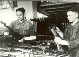 Изготовление ППШ на Вятскополянском заводе. 1944 г.