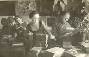 Сбор книг для школ и библиотек Сталинграда сотрудниками библиотеки имени Герцена. 1943 г. Фото А. Скурихина