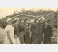 Кировские девушки-комсомолки на борту парохода &laquo;Энгельс&raquo; перед отправлением в Сталинград от пристани &laquo;Киров&raquo;