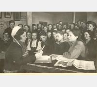 Собрание в областной библиотеке имени А.И. Герцена, посвященное проводам юношей и девушек, уезжающих на восстановление Сталинграда. г. Киров