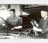 Сборка атоматов ППШ на Вятскополянском заводе. 1943 г. п. Вятские Поляны Кировской области