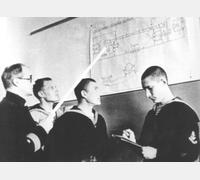 Занятия в Ленинградской Военно-Морской медицинской академии, эвакуированной в г. Киров. 1940-е гг. 